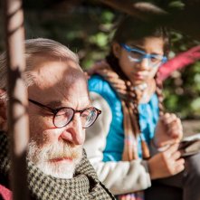 Babylon Sisters: Renato Carpentieri e Amber Dutta in una scena del film
