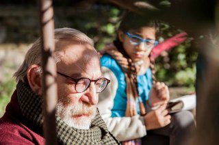 Babylon Sisters: Renato Carpentieri e Amber Dutta in una scena del film
