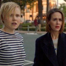 American Horror Story: Alison Pill e Sarah Paulson in una scena della serie