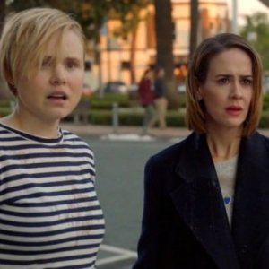 American Horror Story: Alison Pill e Sarah Paulson in una scena della serie