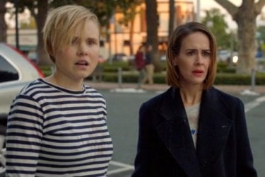 American Horror Story: Alison Pill e Sarah Paulson in una scena della serie