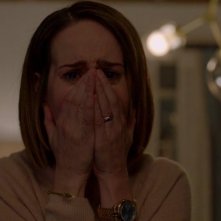 American Horror Story: una Sarah Paulson sconvolta in un momento della settima stagione della serie