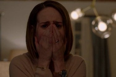 American Horror Story: una Sarah Paulson sconvolta in un momento della settima stagione della serie