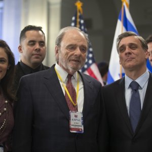 L'incredibile vita di Norman: Lior Ashkenazi e Harris Yulin in una scena del film