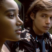 Noi siamo tutto: Amandla Stenberg e Nick Robinson in un momento del film