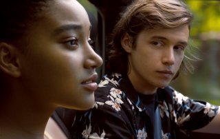 Noi siamo tutto: Amandla Stenberg e Nick Robinson in un momento del film