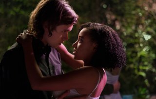 Noi siamo tutto: Amandla Stenberg e Nick Robinson in un'immagine del film