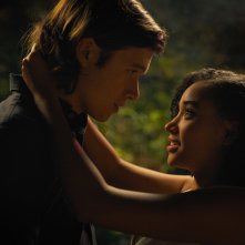 Noi siamo tutto: Amandla Stenberg e Nick Robinson in una scena del film