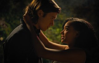 Noi siamo tutto: Amandla Stenberg e Nick Robinson in una scena del film