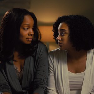 Noi siamo tutto: Amandla Stenberg e Anika Noni Rose in una scena del film