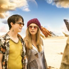 Valerian e la città dei mille pianeti: Cara Delevingne e Dane DeHaan in una scena del film