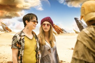 Valerian e la città dei mille pianeti: Cara Delevingne e Dane DeHaan in una scena del film
