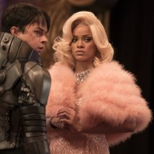 Valerian e la città dei mille pianeti: Rihanna e Dane DeHaan in una scena del film