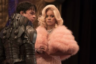 Valerian e la città dei mille pianeti: Rihanna e Dane DeHaan in una scena del film