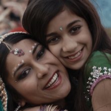 Babylon Sisters: Nav Ghotra e Amber Dutta in una scena del film