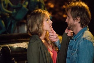 Alibi.com: Elodie Fontan e Philippe Lacheau in una scena del film