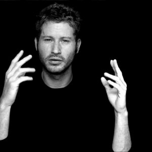 Sign Gene: un'immagine che ritrae il regista, sceneggiatore e attore Emilio Insolera