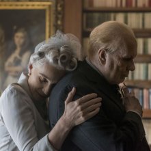 L'ora più buia: Kristin Scott Thomas e Gary Oldman in una scena del film