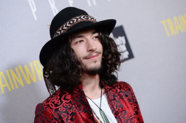 Una foto che ritrae Ezra Miller a un evento