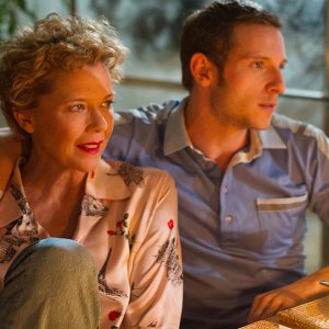 Film Stars Don't Die in Liverpool: Annette Bening e Jamie Bell in un momento del film