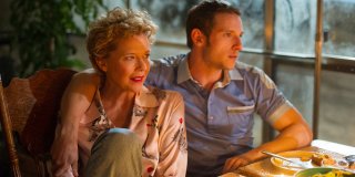 Film Stars Don't Die in Liverpool: Annette Bening e Jamie Bell in un momento del film