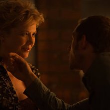 Film Stars Don't Die in Liverpool: Annette Bening e Jamie Bell in una scena del film