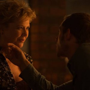 Film Stars Don't Die in Liverpool: Annette Bening e Jamie Bell in una scena del film