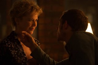 Film Stars Don't Die in Liverpool: Annette Bening e Jamie Bell in una scena del film