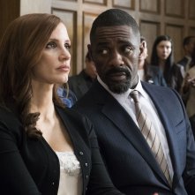 Molly's Game: Jessica Chastain e Idris Elba in una scena del film