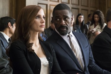 Molly's Game: Jessica Chastain e Idris Elba in una scena del film