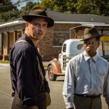 Mudbound: Garrett Hedlund e Jason Mitchell in una scena del film