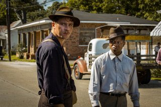 Mudbound: Garrett Hedlund e Jason Mitchell in una scena del film