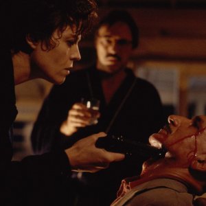 La morte e la fanciulla: Sigourney Weaver e Ben Kingsley in una scena del film