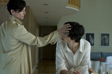 E ora parliamo di Kevin: Tilda Swinton ed Ezra Miller in una scena del film