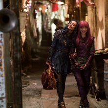 Descendants 2: Dove Cameron e Sofia Carson in una scena