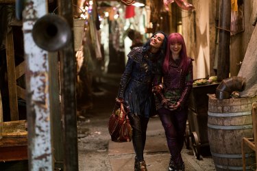 Descendants 2: Dove Cameron e Sofia Carson in una scena