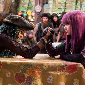 Descendants 2: China Anne McClain and Dove Cameron in una scena