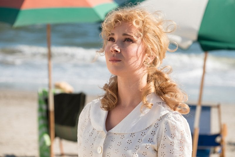 Juno Temple in una scena di Wonder Wheel