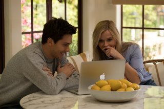 40 sono i nuovi 20: Reese Witherspoon e Nat Wolff in una scena del film