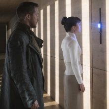 Blade Runner 2049: Ryan Gosling e Sylvia Hoeks in una scena del film