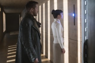 Blade Runner 2049: Ryan Gosling e Sylvia Hoeks in una scena del film