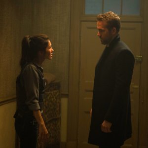 Come ti ammazzo il bodyguard: Elodie Yung e Ryan Reynolds in una scena del film