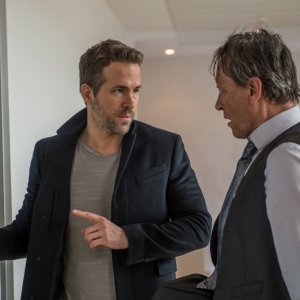 Come ti ammazzo il bodyguard: Joaquim de Almeida e Ryan Reynolds in una scena del film