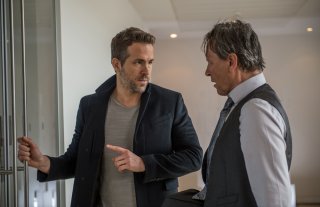 Come ti ammazzo il bodyguard: Joaquim de Almeida e Ryan Reynolds in una scena del film