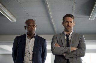 Come ti ammazzo il bodyguard: Samuel L. Jackson e Ryan Reynolds in una scena del film