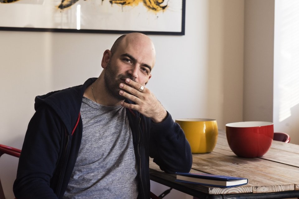 Ferrante Fever: Roberto Saviano in una scena del documentario