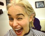 Il trono di spade: finalmente Emilia Clarke si tinge i capelli per la stagione 8!