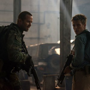 Renegades - Comando d'assalto: Sullivan Stapleton e Charlie Bewley in una scena del film