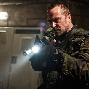 Renegades - Comando d'assalto: Sylvia Hoeks, Sullivan Stapleton in una scena del film