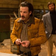 Free Fire: Noah Taylor e Armie Hammer in una scena del film